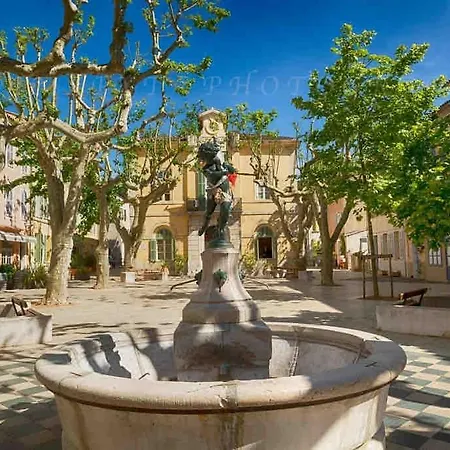 T3 Neuf Centre Village Collobrières